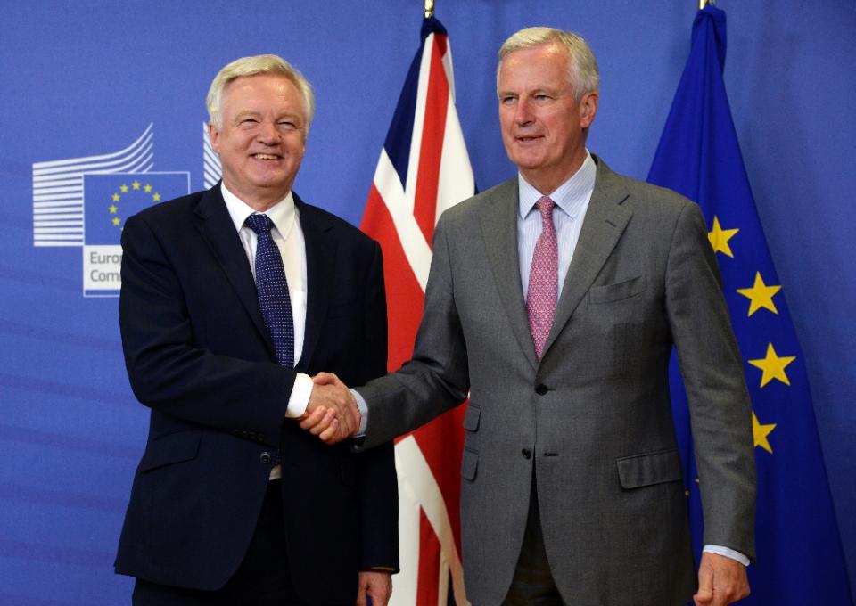 Britain’s Brexit minister David Davis (left) and EU Brexit negotiator Michel Barnier (AFP Photo/THIERRY CHARLIER)