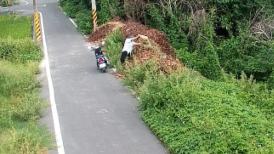 ▲溪湖鎮內有多條產業道路，經常有民眾亂丟垃圾，為有效遏止，清潔隊特別裝設「電眼」科技執法，鎖定民眾常常丟棄髒亂點，呼籲民眾勿心存僥倖，以免挨罰。（溪湖鎮公所清潔隊提供）