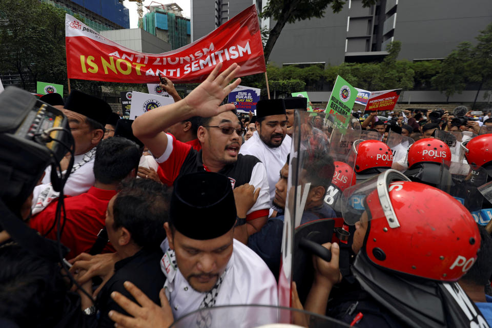 <p>Pro-Palestine protesters clash with police as they march towards the U.S. Embassy in Kuala Lumpur, Malaysia, Dec.8, 2017. (Photo: Stringer/Reuters) </p>