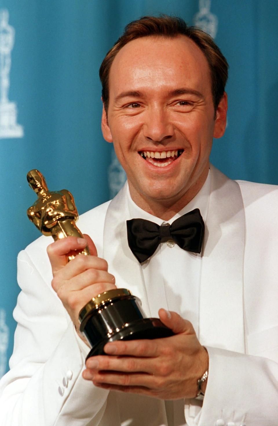 <p>Love Kevin Spacey’s choice of a more-formal-than-a-tux white dinner jacket here. It’s like he was already campaigning for the Bobby Darin role in <i>Beyond the Sea.</i></p><p><i>(AP)</i></p>