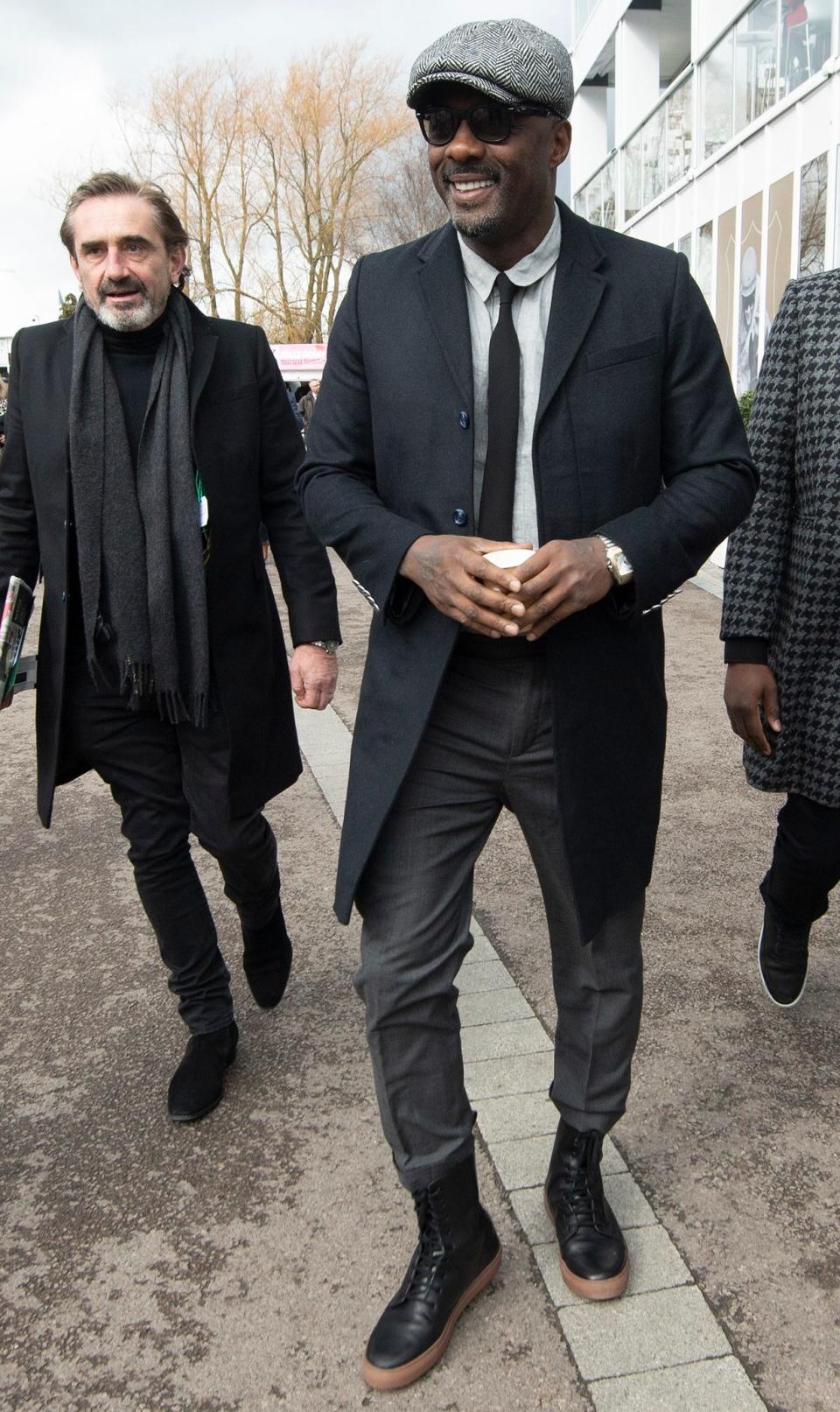 Ο Idris Elba απαθανατίζει την εμφάνιση των Peaky Blinders στο Cheltenham Festival