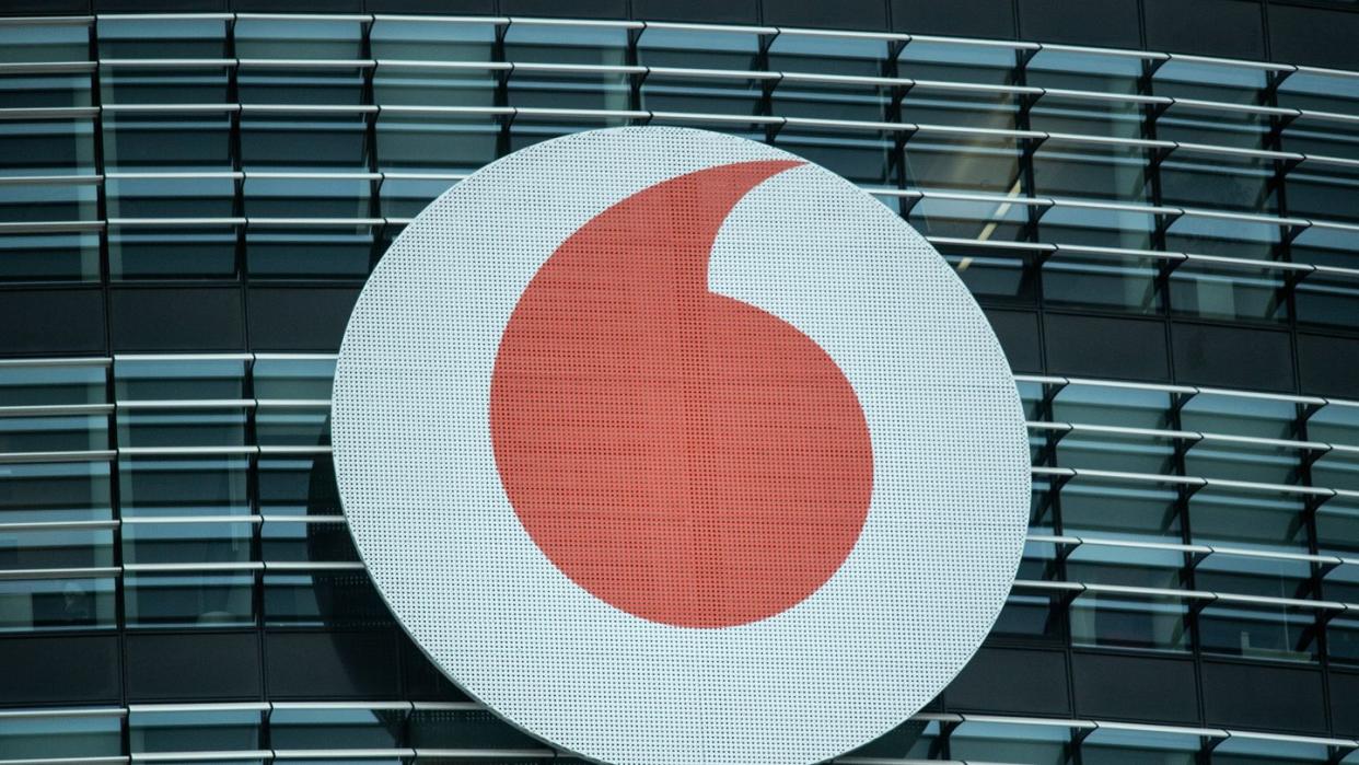 Das Vodafone-Logo ist an der Fassade der Firmenzentrale in Düsseldorf.