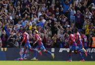 Wilfried Zaha del Crystal Palace, izquierda, festeja su gol contra el Tottenham Hotspur en partido de la Liga Premier en el estadio Selhurst Park, Londres, sábado 11 de setiembre de 2021. Palace ganó 3-0. (AP Foto/Alastair Grant)