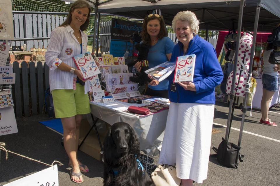 Lancashire Telegraph: Desde la izquierda, los autores y esquiadores Kimberley Kay y Caroline Elliott con la concejala Anne Cheetham, quien compró sus libros para su nieta y Caroline’s perro Källa.