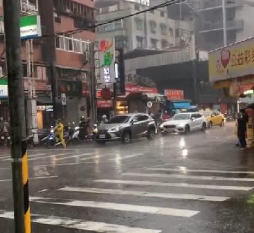 氣象局發布大雷雨特報。（圖／東森新聞）