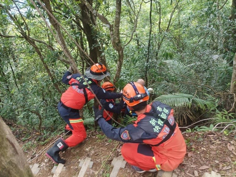 6旬夫妻石碇鱷魚島步道健行摔下山坡  警消救援 一對6旬夫妻6日中午到新北市石碇區鱷魚島步道健行 時疑失足摔下山坡，警消獲報立即到場搶救，幸2人 僅擦挫傷送醫。 （翻攝照片） 中央社記者王鴻國傳真  113年5月6日 