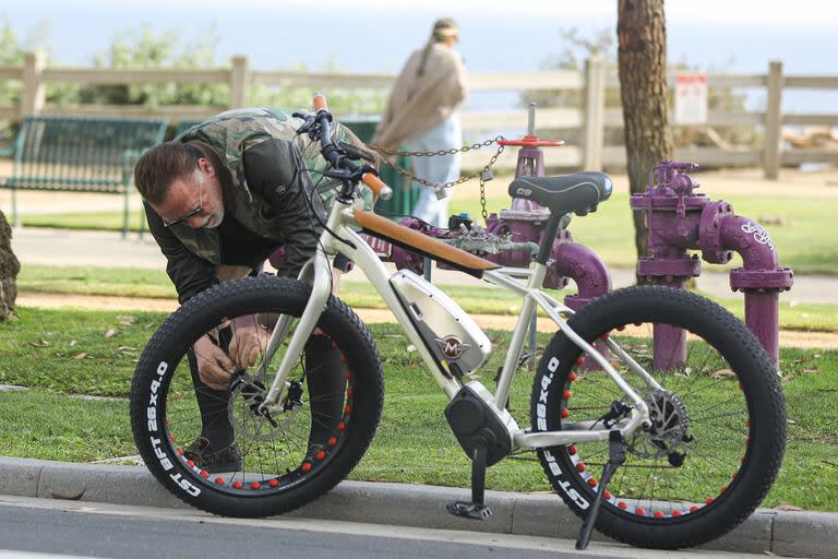 Arnold Schwarzenegger disfrutó del encanto de las calles de Santa Mónica durante uno de sus habituales paseos en bicicleta y sorprendió a más de un transeúnte cuando se detuvo para reparar su vehículo a dos ruedas en plena calle. Este incidente ocurre pocos meses después de su reciente operación de corazón, lo que demuestra la determinación del famoso actor y exgobernador de California para mantenerse activo y saludable