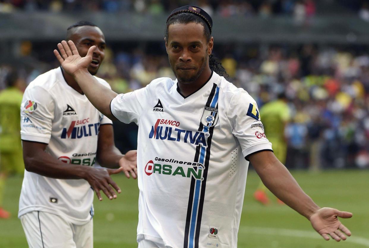 Ronaldinho enfrentando al América en abril de 2015, partido en el Estadio Azteca en el que fue ovacionado por la afición del América. (ALFREDO ESTRELLA/AFP via Getty Images)