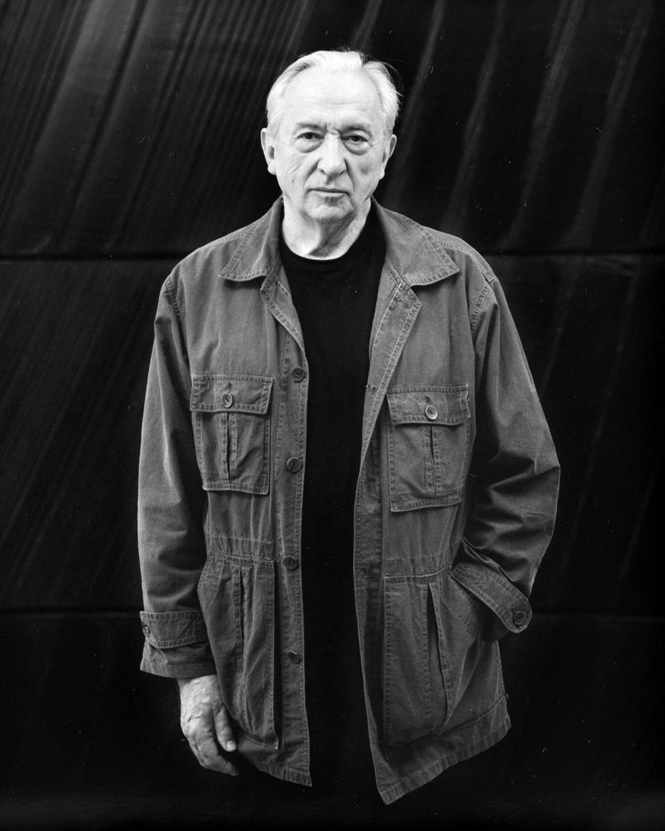 法國現代藝術大師皮埃爾‧蘇拉吉（Pierre Soulages, 1919 - 2022）的創作宗旨為「超越黑色」（Outrenoir），擅長用黑色去表現光影變化。