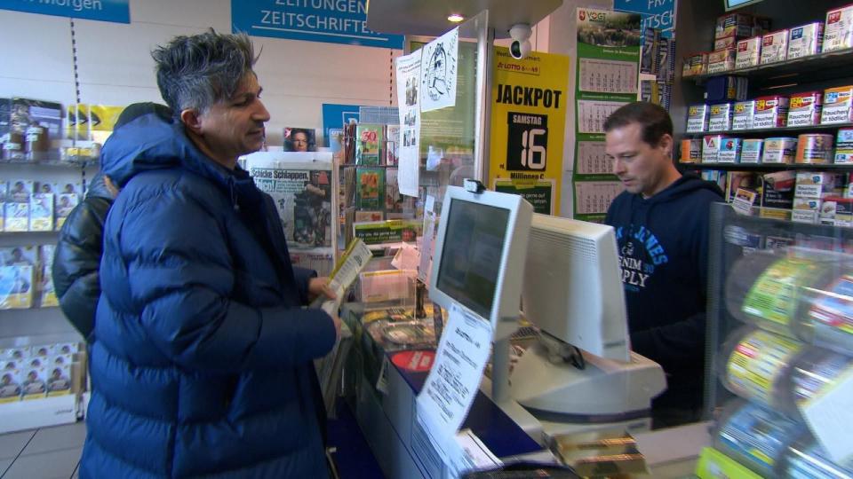 "Von den zehn Millionen ist noch genug da", verspricht Chico, der 2022 den Lotto-Jackpot knackte. (Bild: SAT.1)