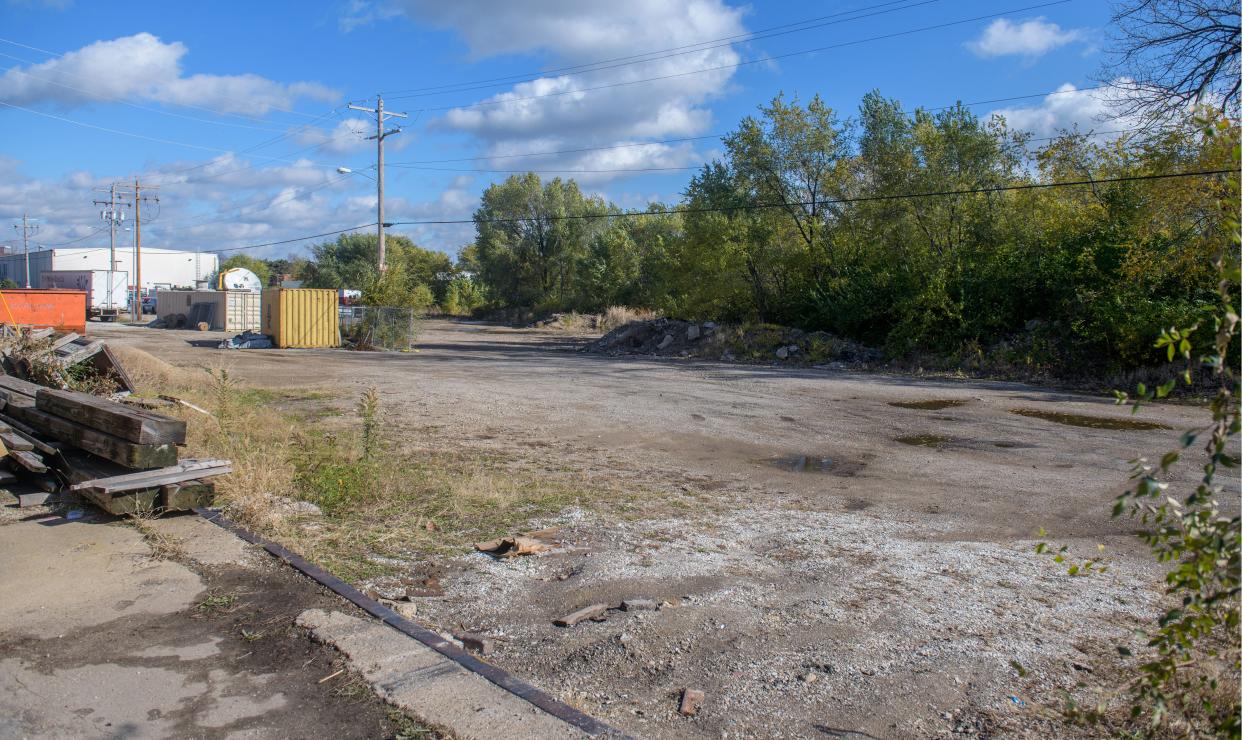 A large space behind buildings from 800 to 1000 SW Washington St. down to the railroad tracks will be converted into a 300-vehicle parking lot for businesses and residences in the Warehouse District.
