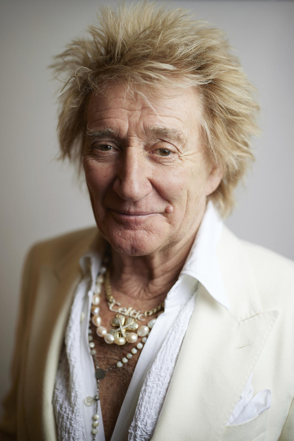 Rod Stewart posa para un retrato el martes 7 de febrero de 2024, en Nueva York. (Foto Matt Licari/Invision/AP)