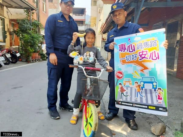 信義警分局加強維護孩童騎乘自行車安全宣導。（記者蔡榮宗攝）