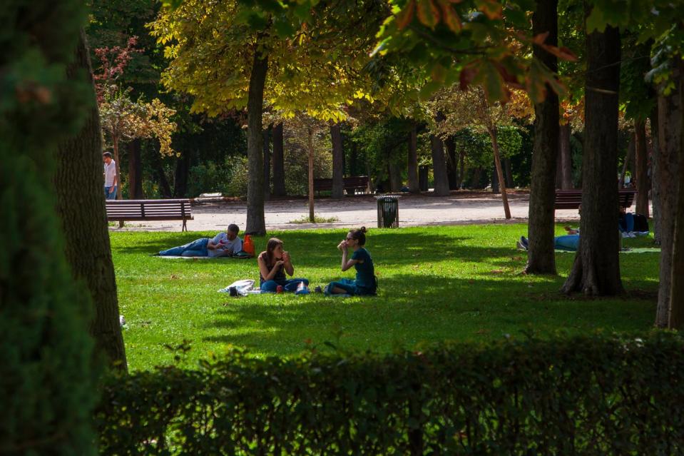 <span class="caption">Parque de El Retiro (Madrid).</span> <span class="attribution"><a class="link " href="https://www.shutterstock.com/es/image-photo/madrid-spain-october-2021-people-relaxing-2061931172" rel="nofollow noopener" target="_blank" data-ylk="slk:Shutterstock / Juan Garcia Hinojosa;elm:context_link;itc:0;sec:content-canvas">Shutterstock / Juan Garcia Hinojosa</a></span>