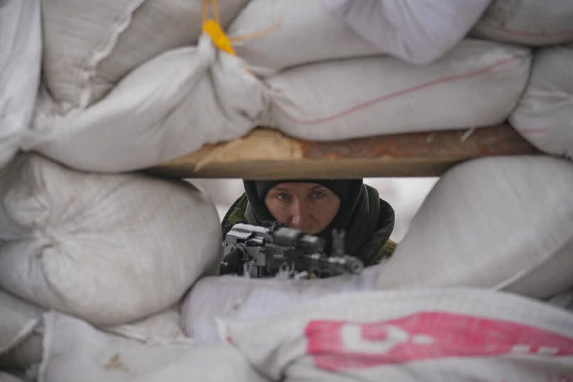 Militares ucranianos vigilan un puesto de control en una carretera principal en Kiev, el 7 de marzo de 2022.