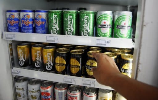 Cans of Tiger beer (top L), brewed by Asia Pacific Breweries (APB), are displayed alongside others, including Dutch beer Heineken (top R), at a convenience store in Singapore on July 27, 2012. Dutch beer giant Heineken has given Singapore food and beverage group Fraser and Neave (F&N) one more week to consider its 4.1 billion USD takeover offer for Asia Pacific Breweries (APB)