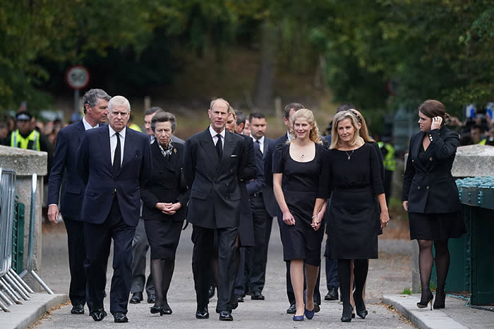 familia real en balmoral tras la muerte de isabel ii