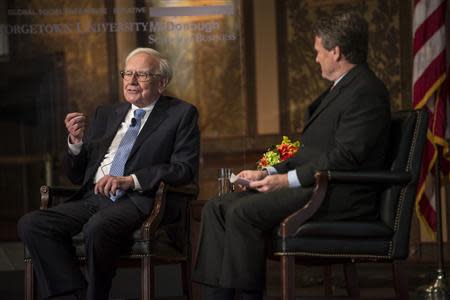 Investor Warren Buffett (L) and Bank of America CEO Brian Moynihan speak to students at Georgetown University at an event co-sponsored by Bank of America and the Global Social Enterprise Initiative (GSEI) at Georgetown's McDonough School of Business in Washington September 19, 2013. REUTERS/James Lawler Duggan