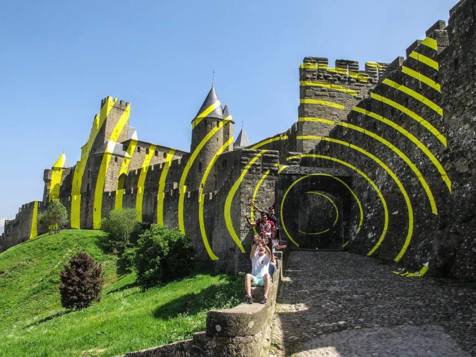 Vista del exterior del castillo medieval de Carcasona, decorado con círculos amarillos concéntricos por el artista suizo Felice Varini, en Francia. Armando Babani/EFE