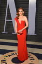 <p>Ein aufregendes One-Shoulder-Dress wählte Isla Fisher und setzte dabei auf die Oscar-Trend-Farbe Rot und einen tiefen Ausschnitt. (Bild: Getty Images) </p>
