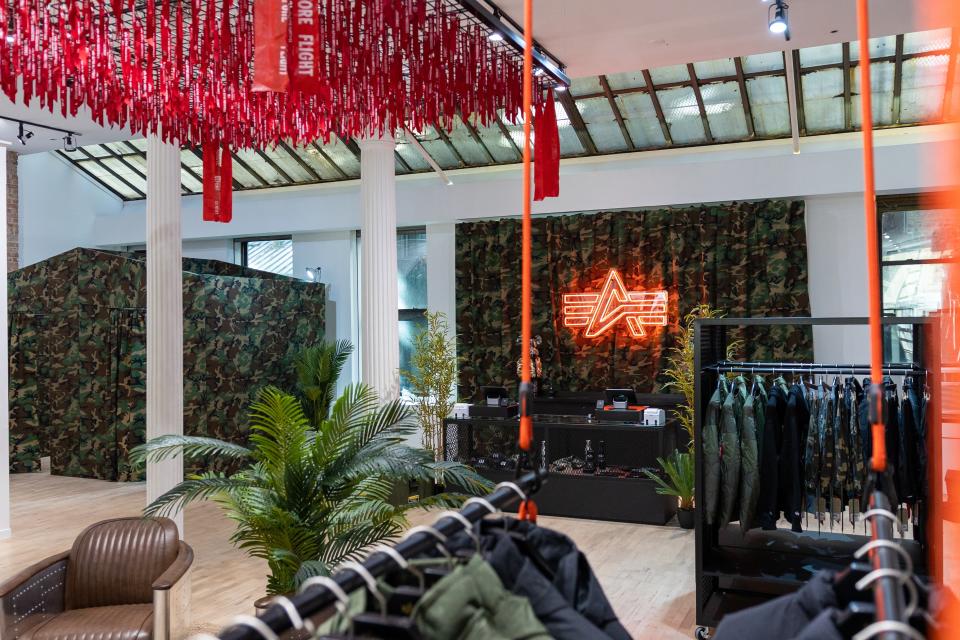 The brand’s signature hang tags were incorporated into a ceiling display.
