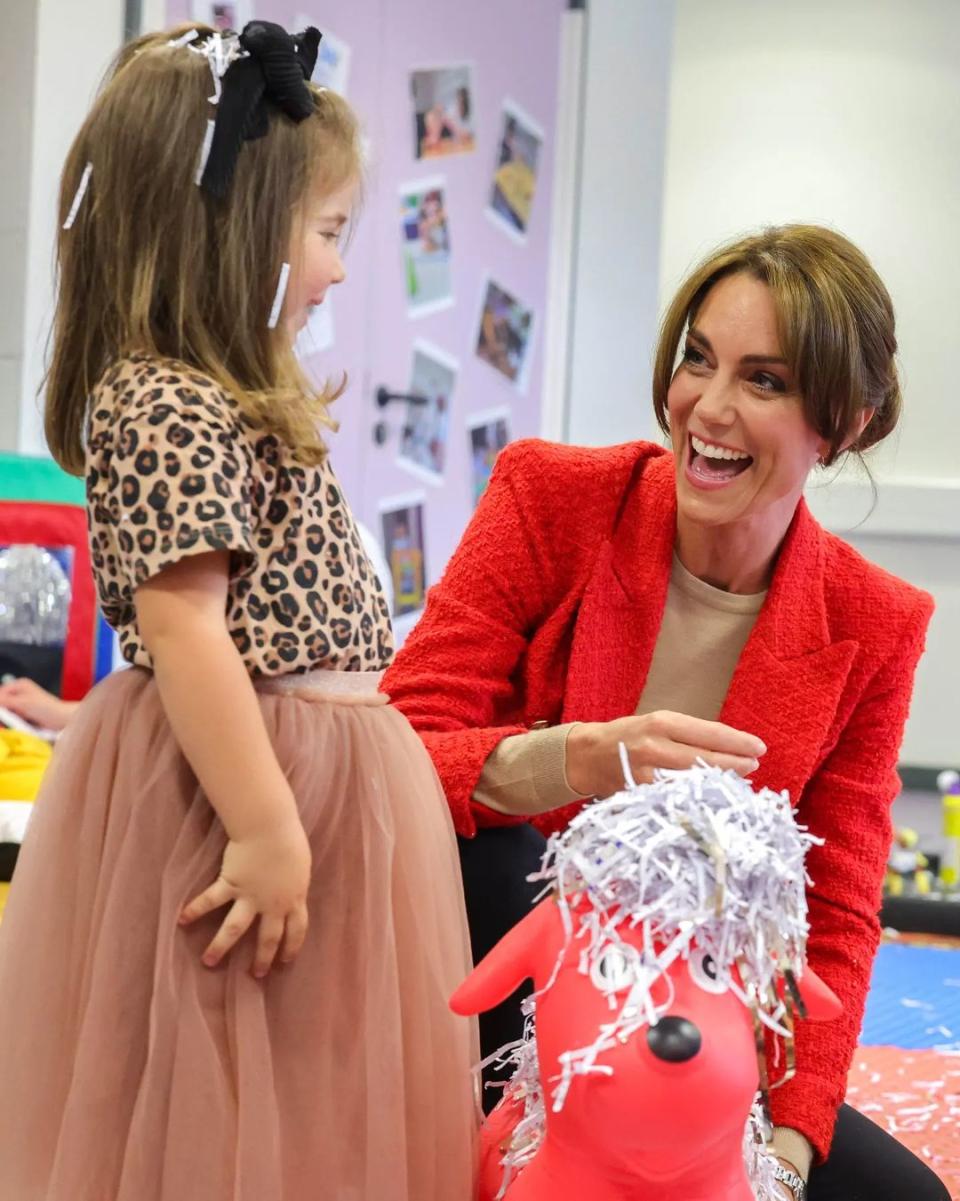 凱特王妃與小女孩一起玩碎紙，相當有愛心。（翻攝princeandprincessofwales IG）