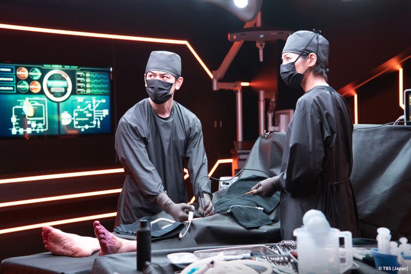 ▲▼《Get Ready！》中的手術室，是以黑色、有未來科技感等要素打造，獨角仙手術燈更是花上一個月完成。（圖／《Get Ready！》官方Twitter）
