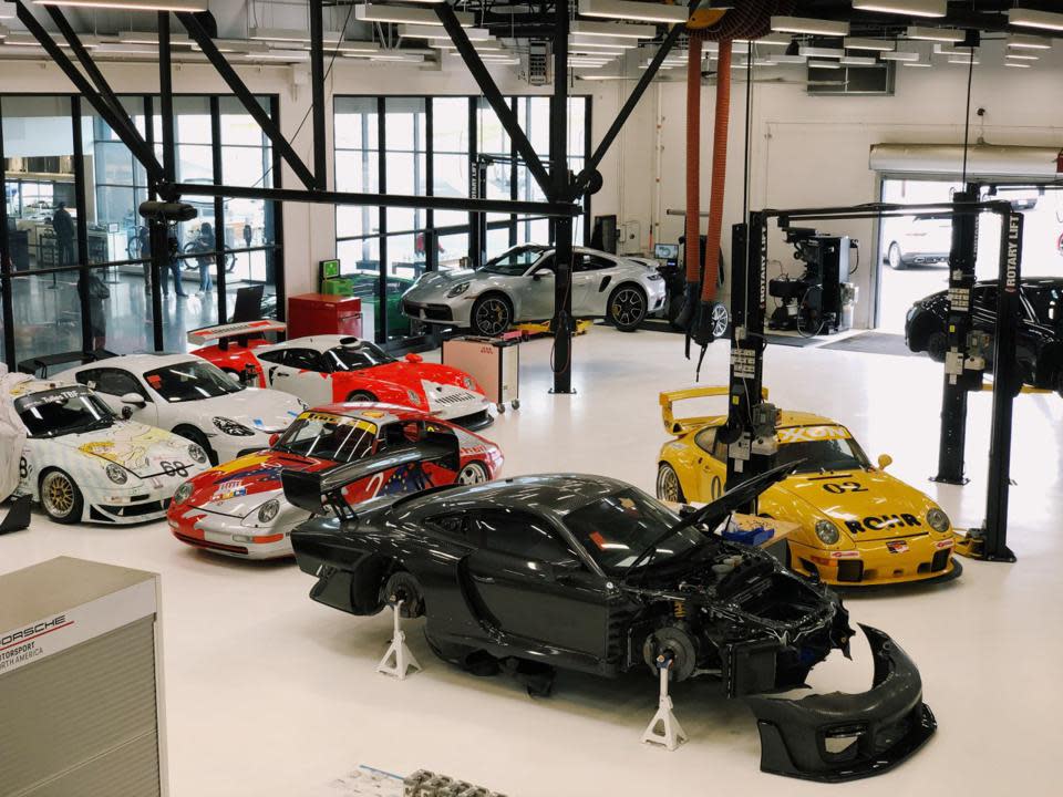 Autos de carreras Porsche personalizados (incluido el 991.2 Porsche 935) en el Porsche Experience Center de Los Ángeles