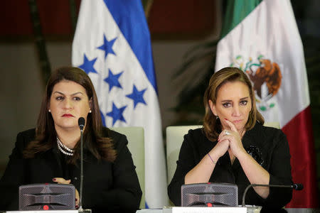 Mexico's Foreign Minister Claudia Ruiz Massieu (R) and her Honduran counterpart Maria Dolores Aguero attend a news conference over measures to protect migrants living in the U.S. in response to Donald Trump winning the U.S. presidency, in Guatemala City, Guatemala, November 21, 2016. REUTERS/Luis Echeverria