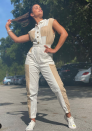 <p>Para disfrutar de una tarde soleada en Miami, la presentadora eligió este cómodo <em>jumpsuit</em> de dos tonos, y tenis blancos. </p>
