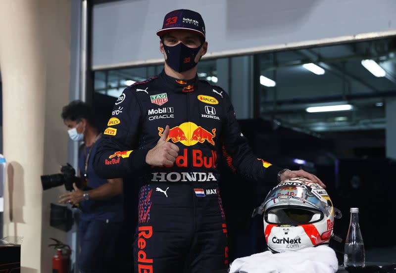 El piloto de Red Bull Max Verstappen celebra tras obtener la "pole position" en el Gran Premio de Bárein de la Fórmula Uno, en el Circuito Internacional de Bárein, Sakhir, Bárein