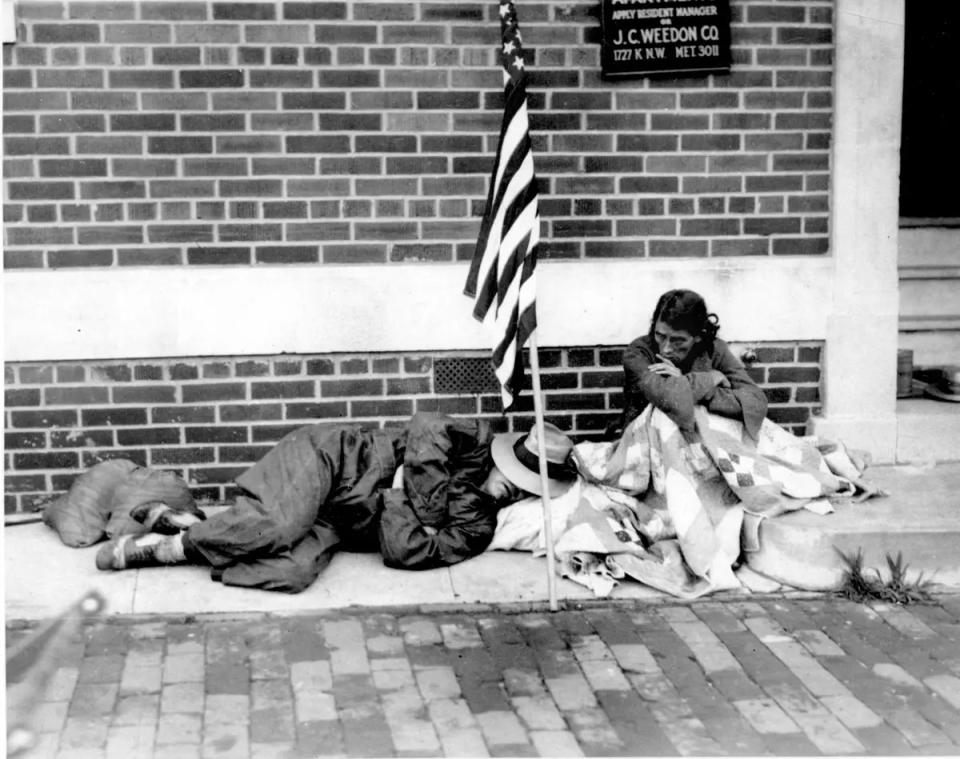 Auf diesem Foto schläft ein Kriegsveteran auf dem Bürgersteig, während seine Frau in Decken eingewickelt ist. - Copyright: AP