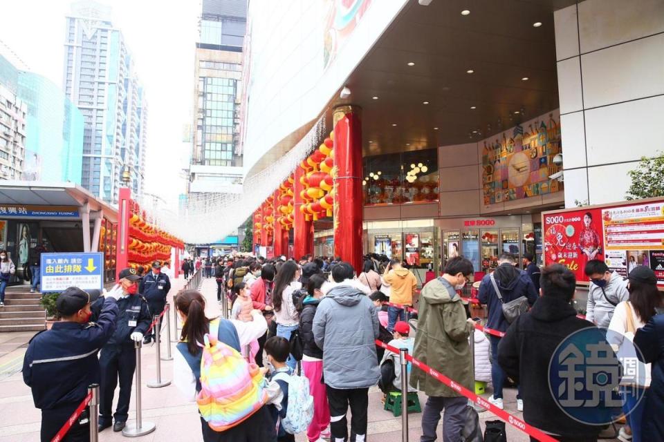 遠東SOGO百貨要讓消費者開心喜兔迎春好運連年，福袋開賣首日就吸引眾多人潮。