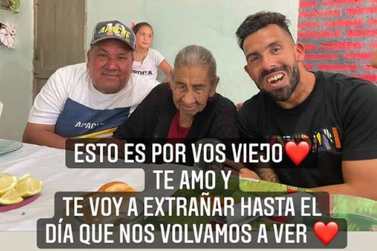 Tevez, feliz junto a una hermana de su padre, Don Segundo