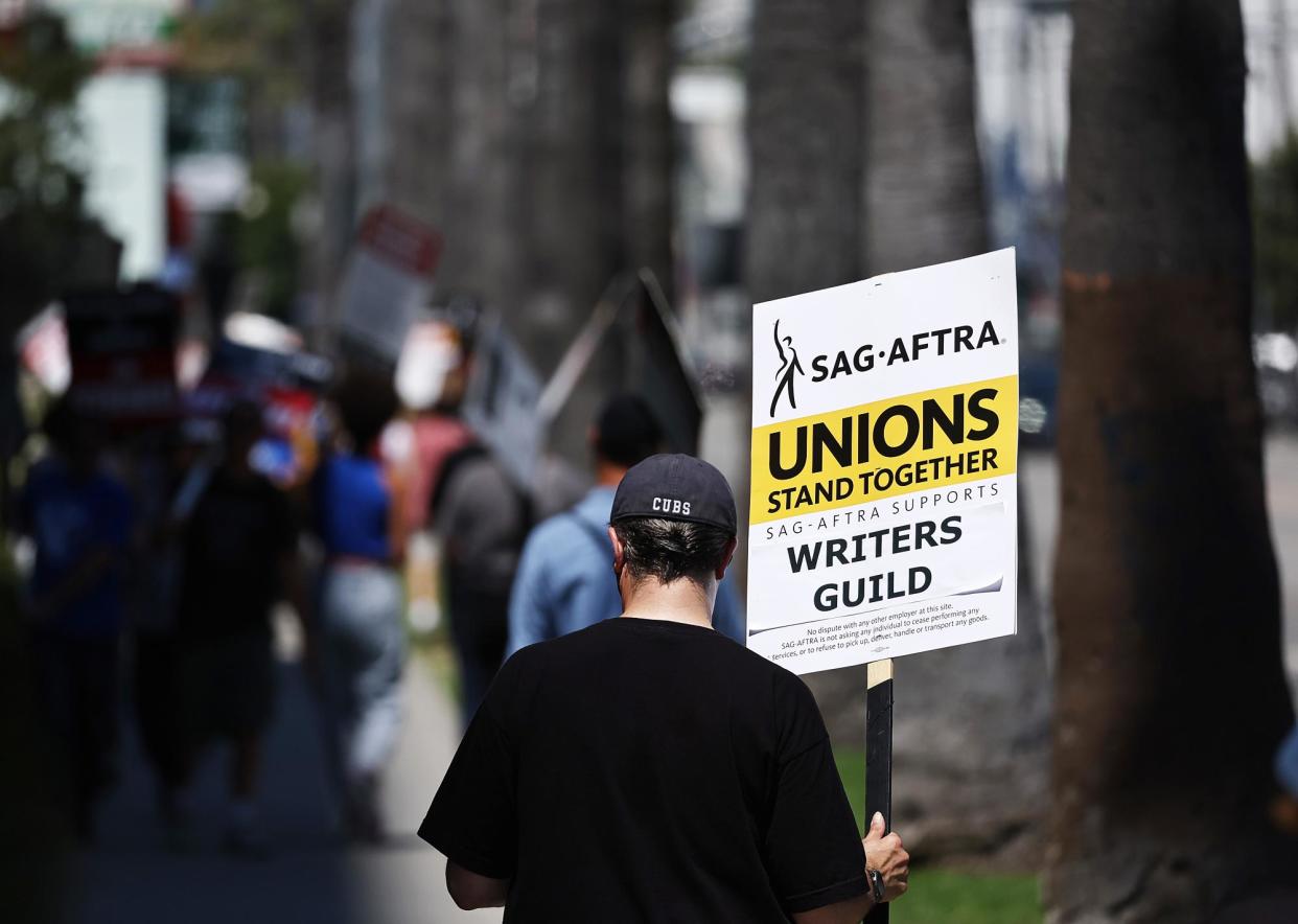 SAG-AFTRA Supports Dancing With the Stars Return Despite WGA Picketing 309