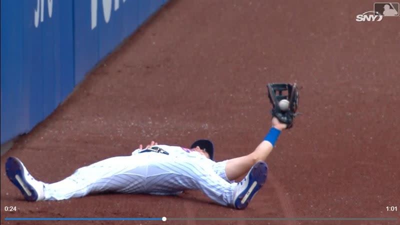 大都會左外野手麥克尼爾（Jeff McNeil）接球後撞上全壘打牆倒地。（圖／翻攝自MLB官網）