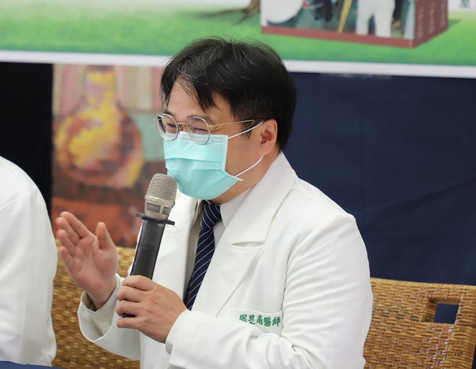 周昱甫醫師說明陳培榕副院長用三十年的時間開創完善的耳鼻喉科團隊，對東部的醫療來說，是一個很大的里程碑。