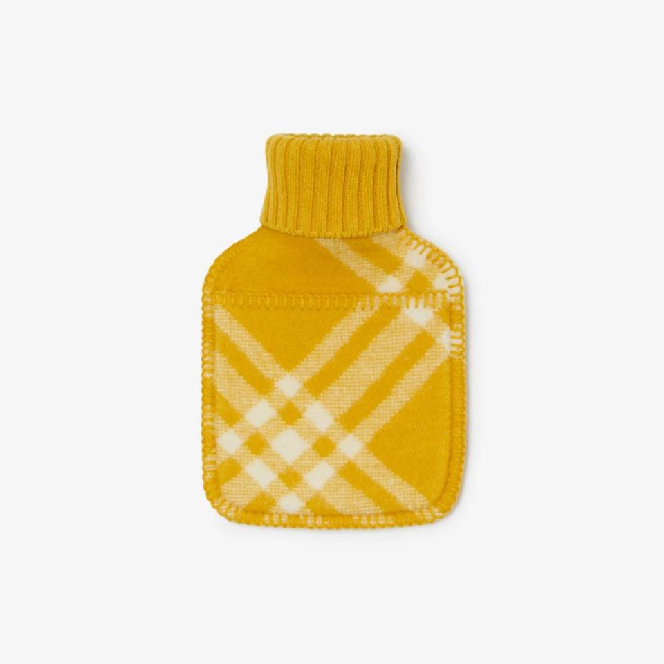 格紋羊毛熱水袋使用蘇格蘭羊絨羊毛混纺面料圖片來源：Burberry官網