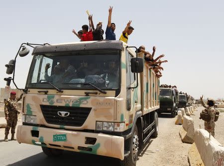 Volunteers who have joined the Iraqi Army to fight against the predominantly Sunni militants, who have taken over Mosul and other Northern provinces, travel in an army truck, in Baghdad, June 12, 2014. REUTERS/Ahmed Saad