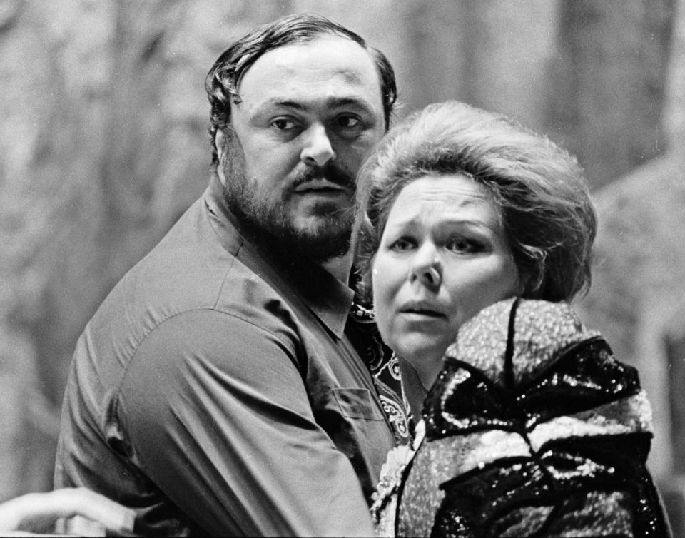 Rehearsing Il trovatore with Luciano Pavarotti at the Metropolitan Opera House in New York, 1976