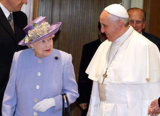 La reina Isabel II de Inglaterra charla con el papa Francisco en la primera reunión entre ambos en El Vaticano, el 3 de abril de 2014 (Pool/AFP | Stefano Rellandini)