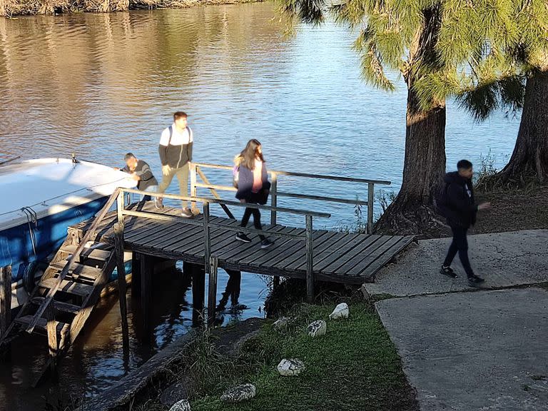 Luego de que la gobernación cancelara la deuda con los proveedores de combustible, los chicos volvieron a la escuela en lancha