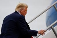 El presidente Donald Trump sube al Air Force One para viajar y realizar un mitin de campaña en el Aeropuerto Internacional de Miami, Florida, EEUU