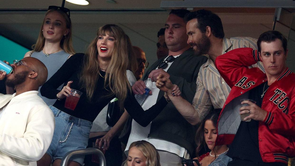 Taylor Swift Arrived at Chiefs Game With Celeb Entourage Including ...