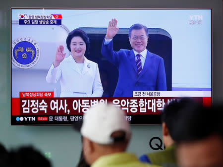 People watch the televised broadcast of South Korea's President Moon Jae-in in Seoul, South Korea, September 18, 2018, as he departs for Pyongyang for the inter-Korean summit. REUTERS/Kim Hong-Ji