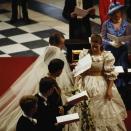 <p>Sarah Armstrong-Jones, la hija de la princesa Margarita, fue una de las damas de honor de Diana. Sus vestidos estaban inspirados en los de la novia.</p>