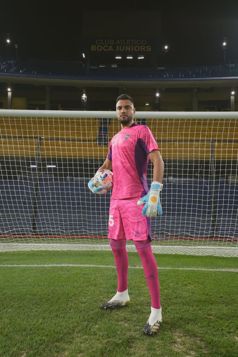 Sergio Romero posando tras la firma del contrato con Boca en uno de los arcos de la Bombonera