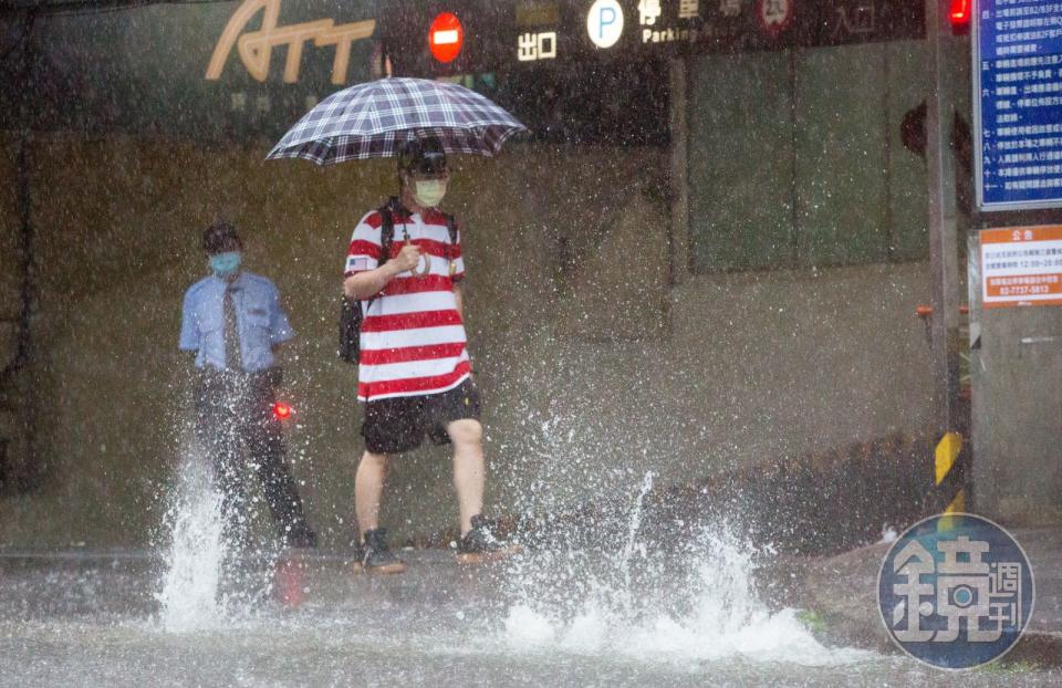 中颱山陀兒暴風圈已接觸南部地區，北北基桃風雨未達停班標準，明日正常上班上課。（本刊資料照）