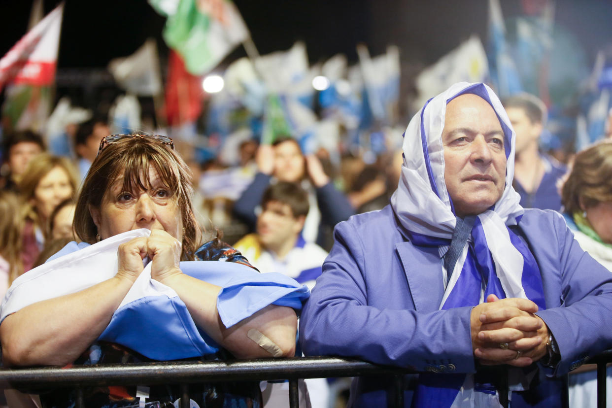 Suporters of National Party presidential candidate Luis Lacalle Pou wait for the results after the second-round presidential election, in Montevideo, Uruguay November 24, 2019. REUTERS/Mariana Greif