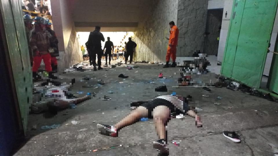 中美洲國家薩爾瓦多20日舉行足球聯盟準決賽時，爆發大規模推擠踩踏事故，已知9死數十傷。   圖：翻攝@NotiLourdesC推特